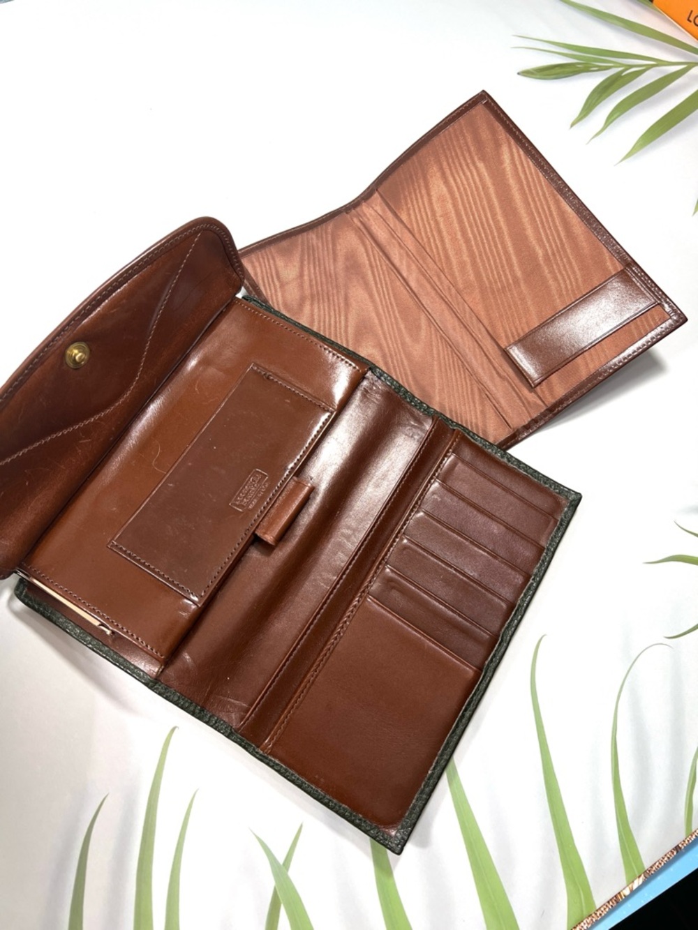 🦆DOONEY & BOURKE WALLET
GREEN TAN LEATHER WITH KISSLOCK POUCH COIN - Picture 5 of 10